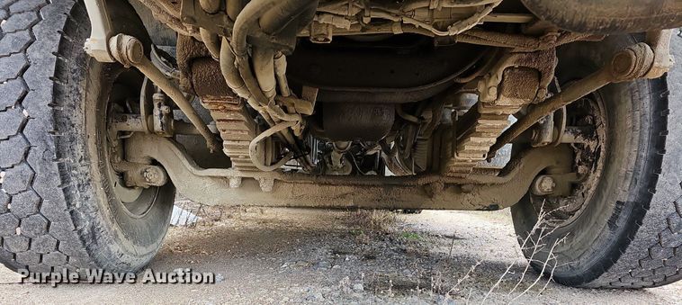 image for item MB9995 1999 International 2654  ready mix truck