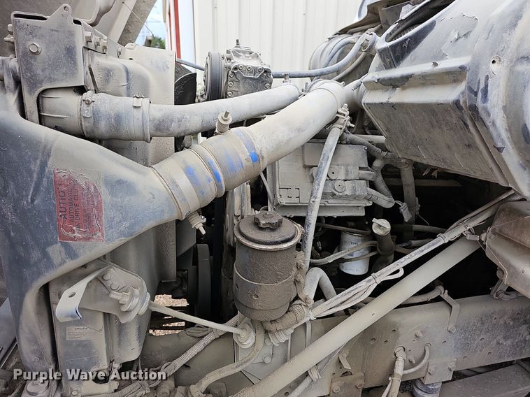 image for item MB9995 1999 International 2654  ready mix truck