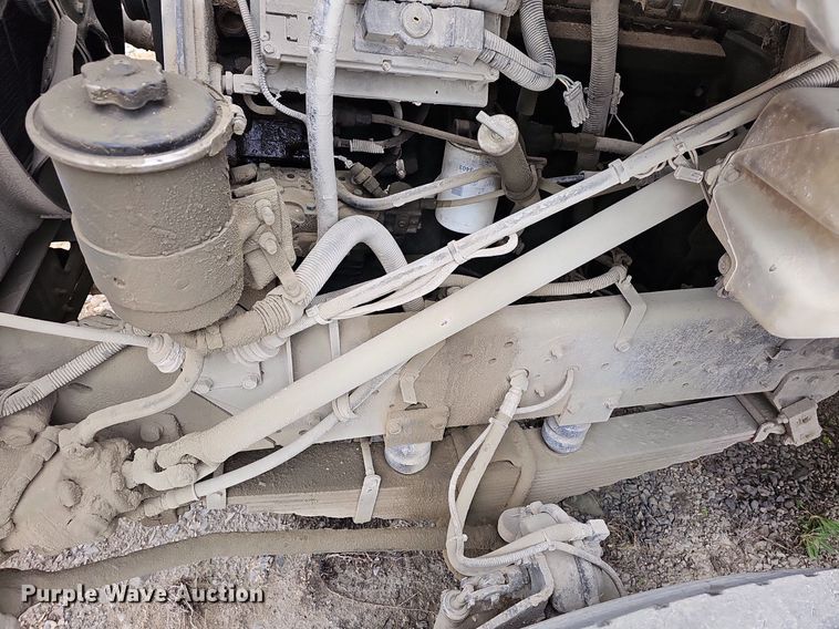 image for item MB9995 1999 International 2654  ready mix truck