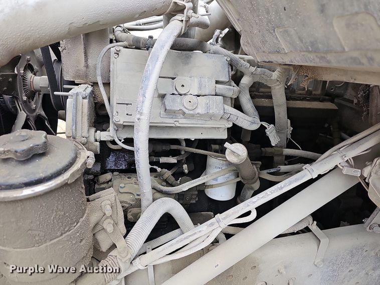 image for item MB9995 1999 International 2654  ready mix truck