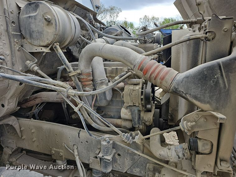 image for item MB9995 1999 International 2654  ready mix truck