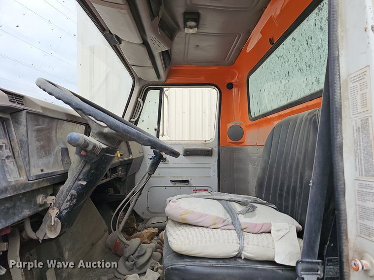 image for item MB9995 1999 International 2654  ready mix truck