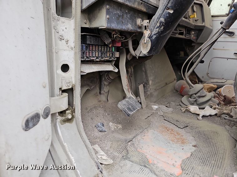 image for item MB9995 1999 International 2654  ready mix truck