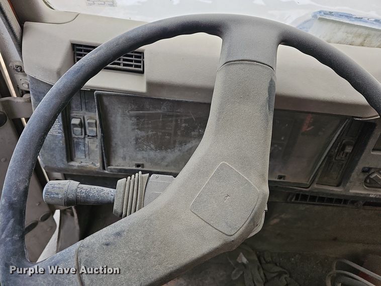 image for item MB9995 1999 International 2654  ready mix truck