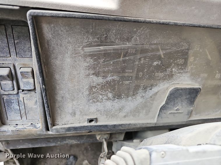 image for item MB9995 1999 International 2654  ready mix truck