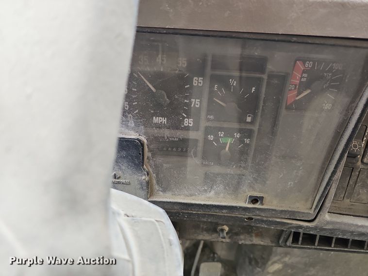 image for item MB9995 1999 International 2654  ready mix truck