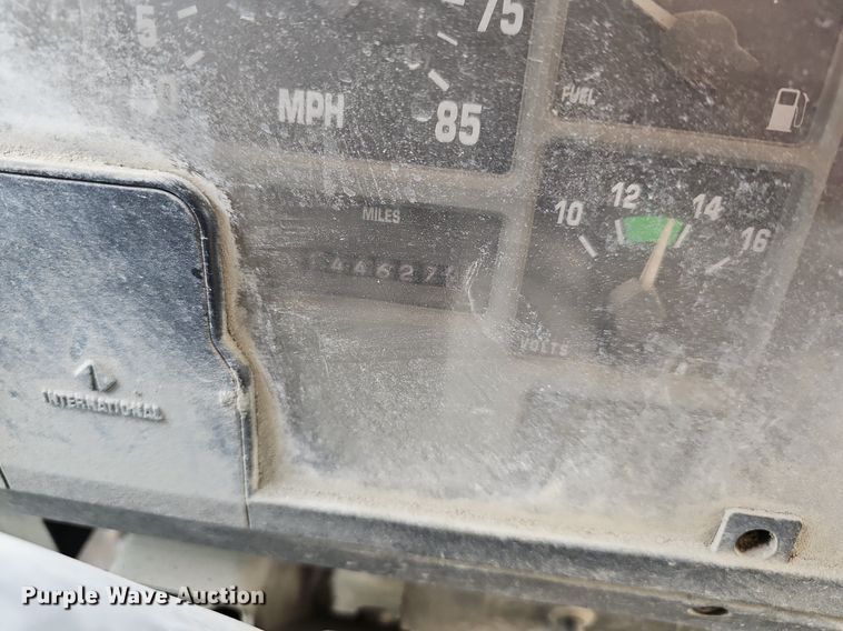 image for item MB9995 1999 International 2654  ready mix truck