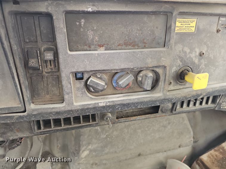 image for item MB9995 1999 International 2654  ready mix truck