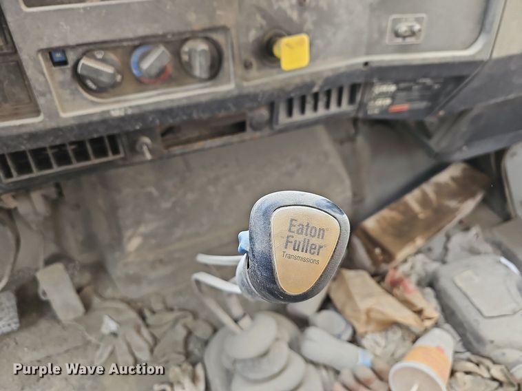 image for item MB9995 1999 International 2654  ready mix truck