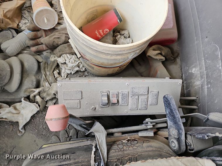 image for item MB9995 1999 International 2654  ready mix truck