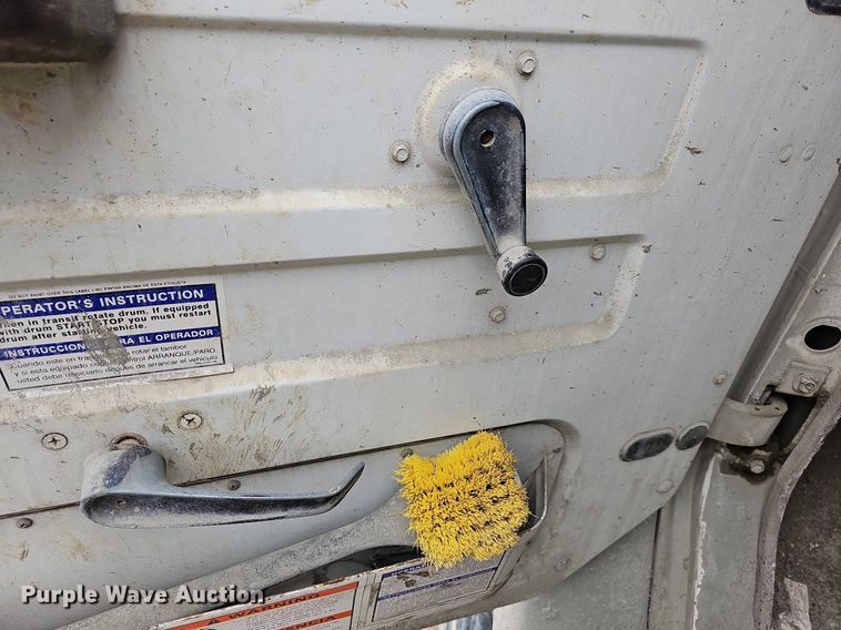 image for item MB9995 1999 International 2654  ready mix truck