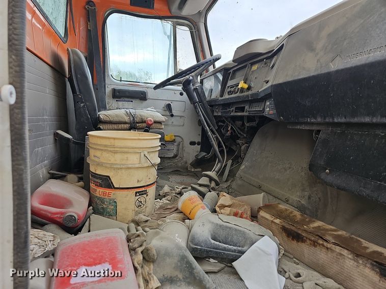 image for item MB9995 1999 International 2654  ready mix truck