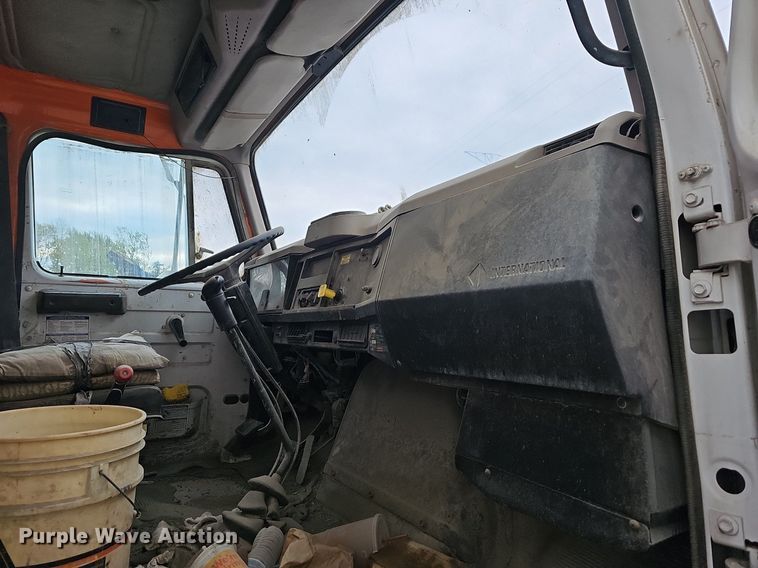 image for item MB9995 1999 International 2654  ready mix truck