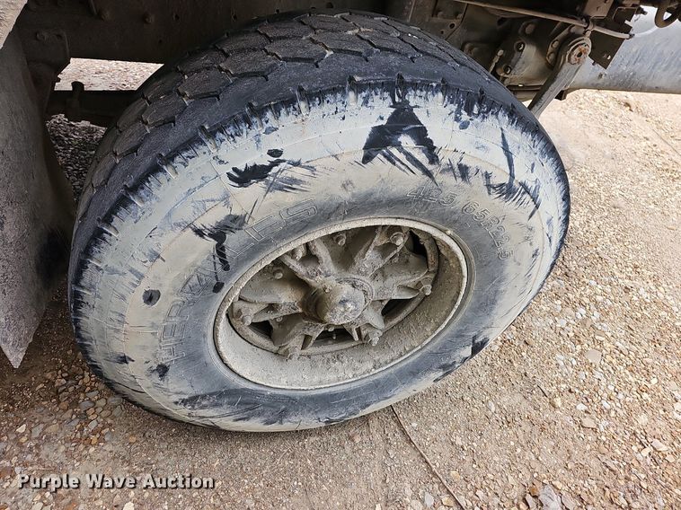 image for item MB9995 1999 International 2654  ready mix truck