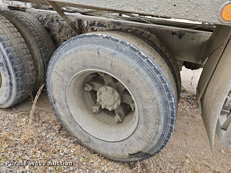 image for item MB9995 1999 International 2654  ready mix truck