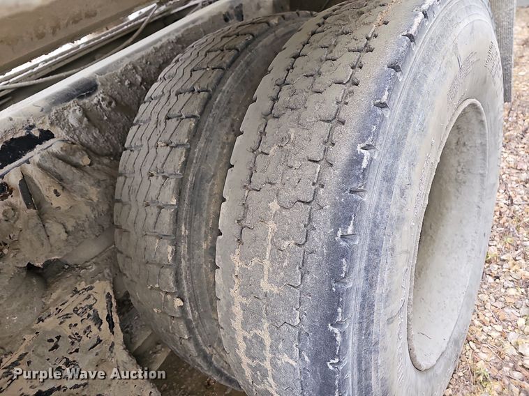 image for item MB9995 1999 International 2654  ready mix truck