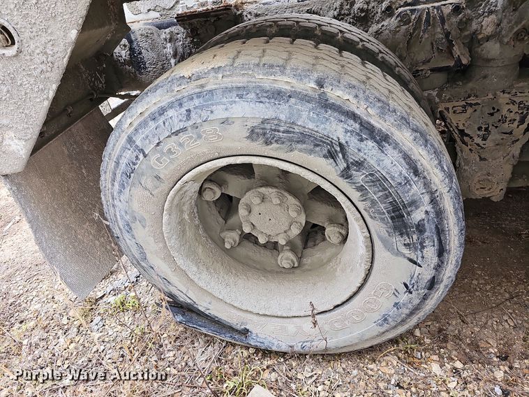 image for item MB9995 1999 International 2654  ready mix truck