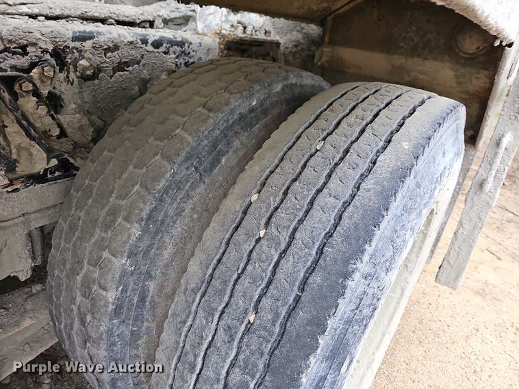 image for item MB9995 1999 International 2654  ready mix truck