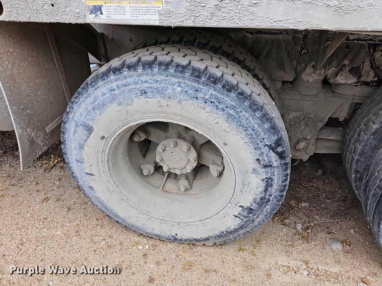 image for item MB9995 1999 International 2654  ready mix truck