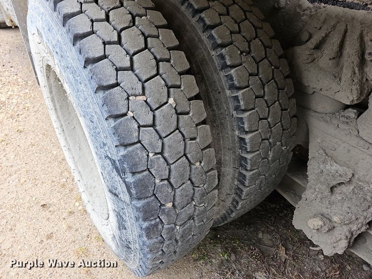 image for item MB9995 1999 International 2654  ready mix truck