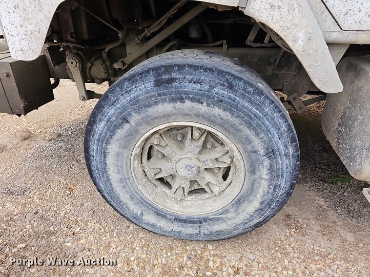 image for item MB9995 1999 International 2654  ready mix truck