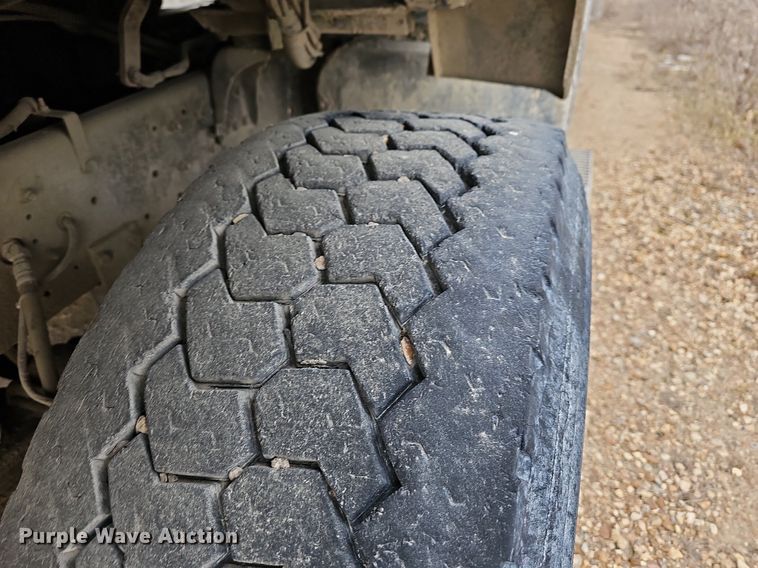 image for item MB9995 1999 International 2654  ready mix truck