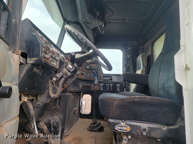 image for item ME9778 1995 Freightliner FLD112  dump truck