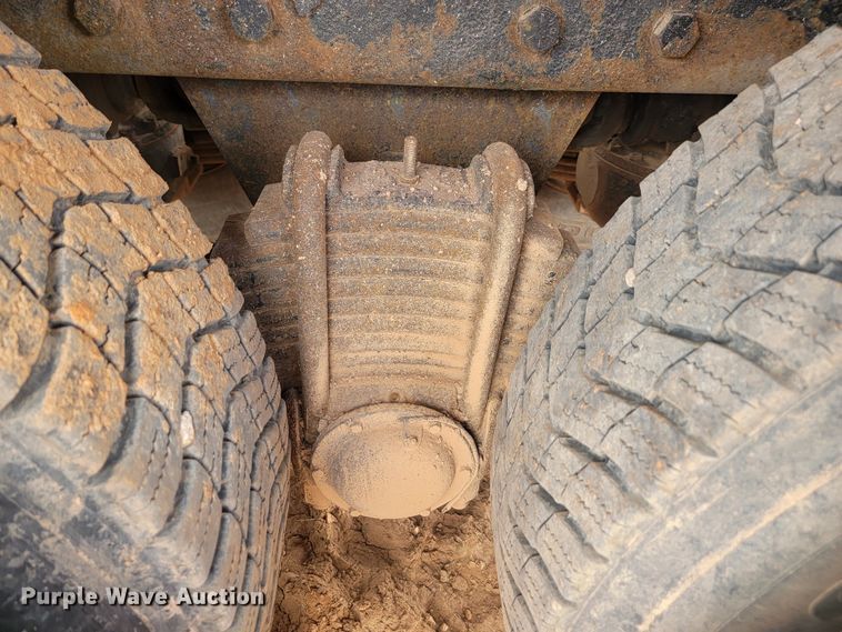 image for item ML9282 2005 Mack MR688S  refuse truck