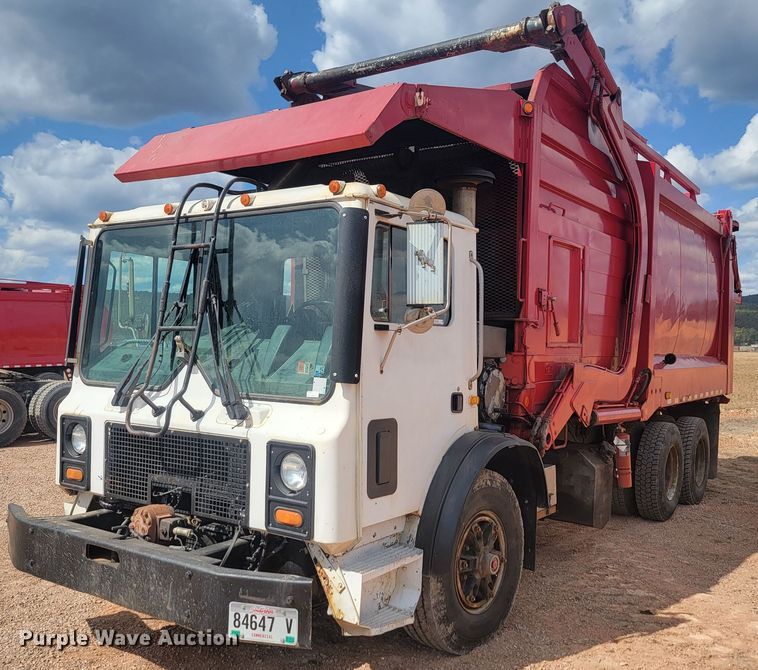 image for item ML9283 1997 Mack MR688S  refuse truck