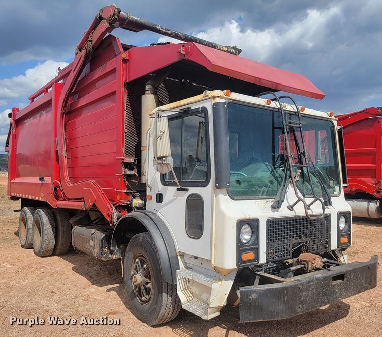 image for item ML9283 1997 Mack MR688S  refuse truck