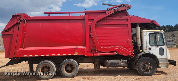 image for item ML9283 1997 Mack MR688S  refuse truck