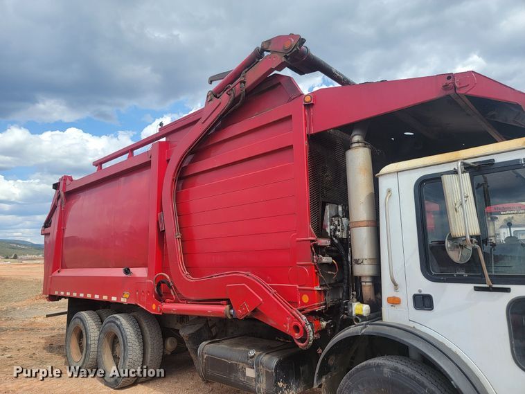 image for item ML9283 1997 Mack MR688S  refuse truck