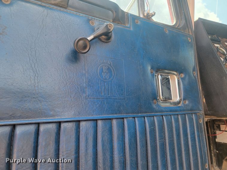 image for item ML9284 1990 Kenworth W900  semi truck