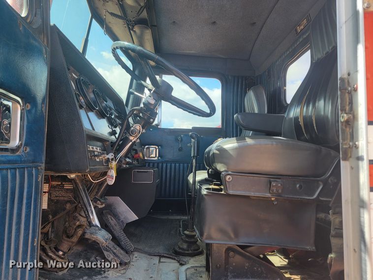 image for item ML9284 1990 Kenworth W900  semi truck