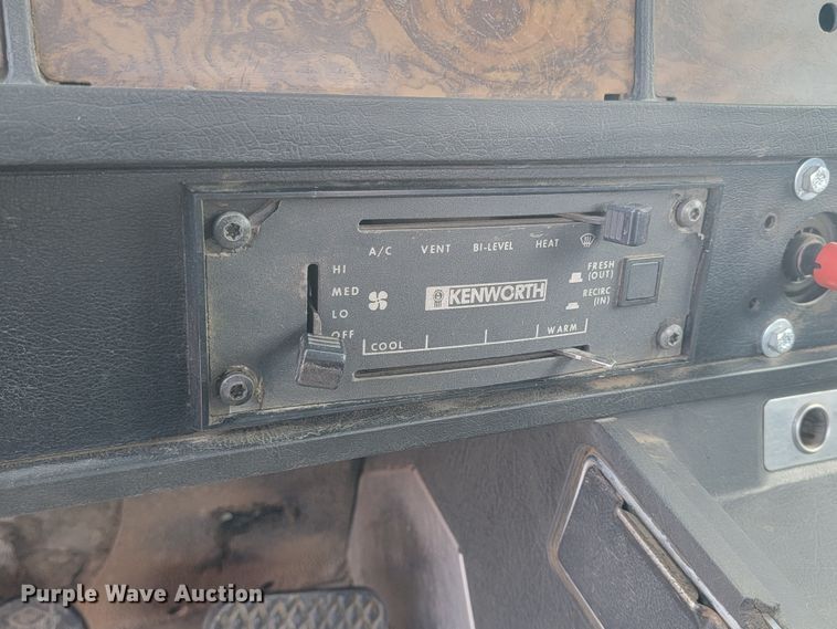 image for item ML9284 1990 Kenworth W900  semi truck