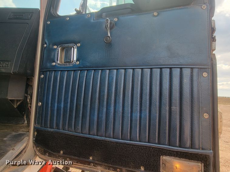 image for item ML9284 1990 Kenworth W900  semi truck