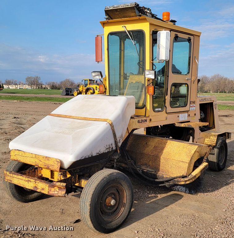 image for item ML9289 1997 Waldon Sweep Master 250  broom