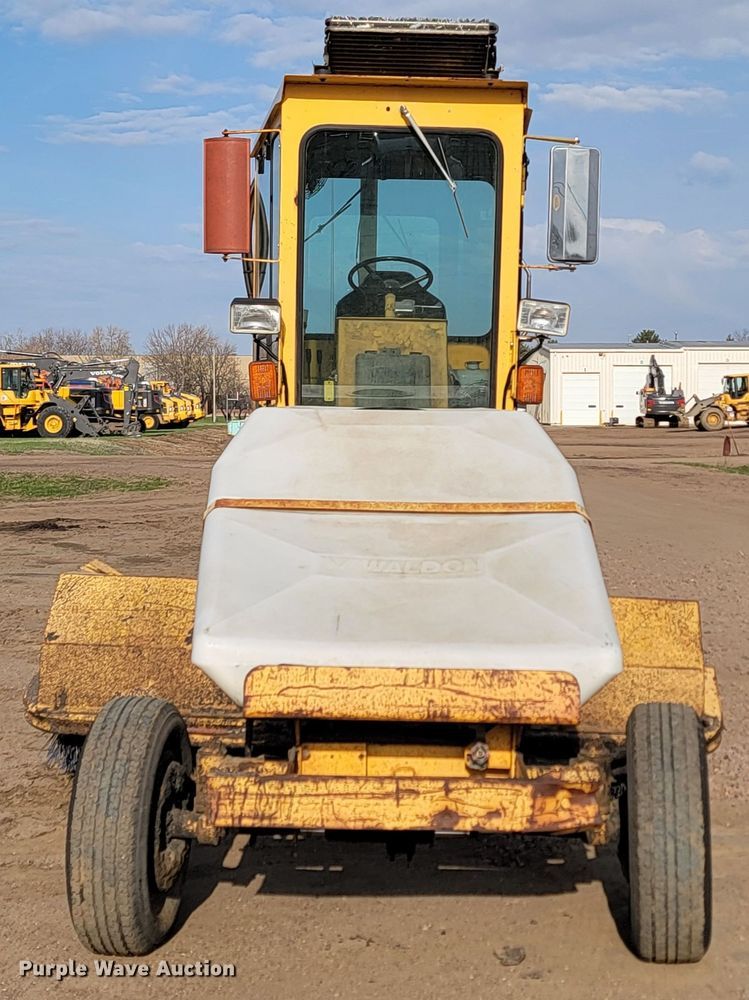 image for item ML9289 1997 Waldon Sweep Master 250  broom