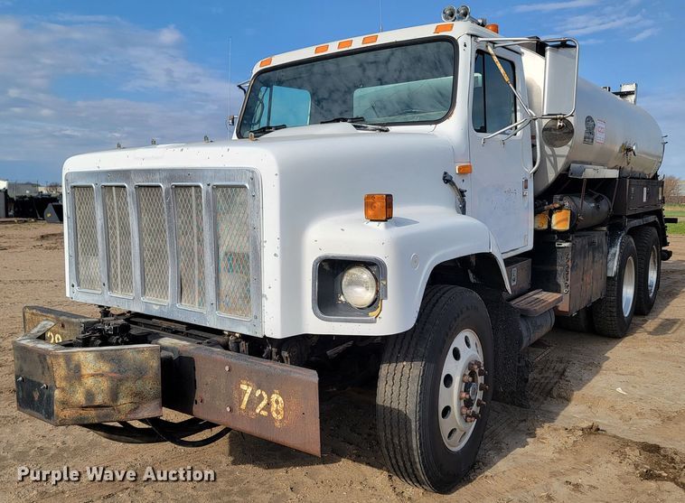 image for item ML9291 1991 International 2674  oil distributor truck