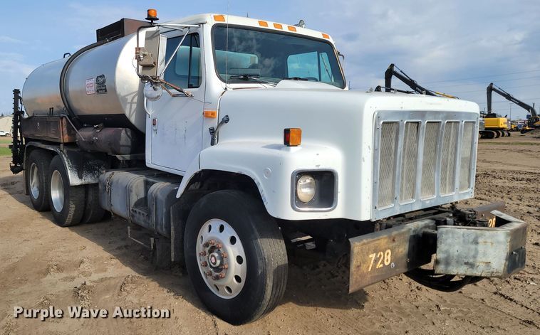 image for item ML9291 1991 International 2674  oil distributor truck