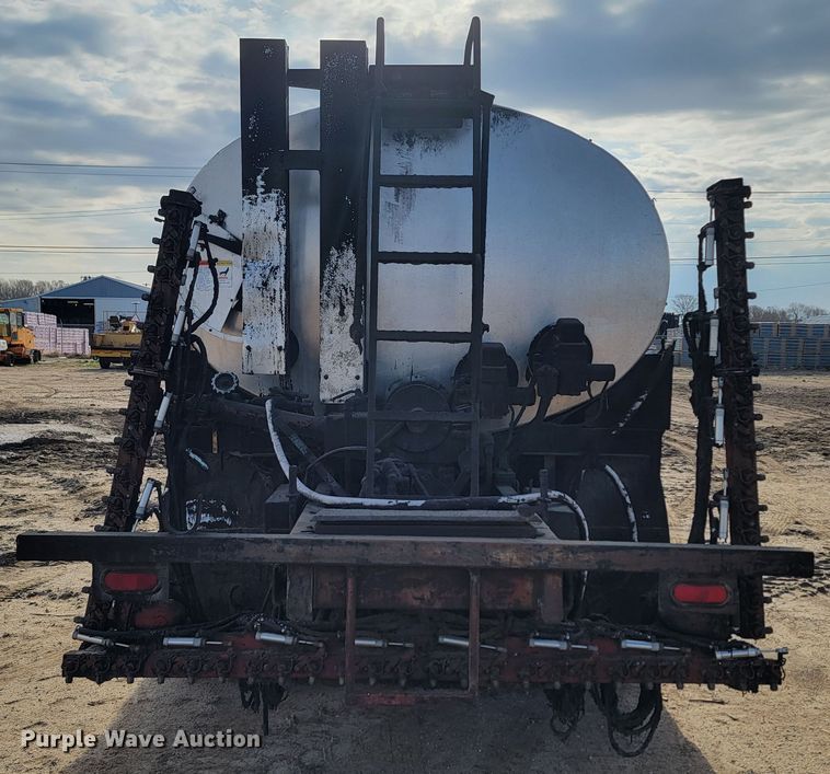 image for item ML9291 1991 International 2674  oil distributor truck