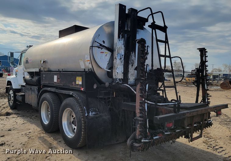 image for item ML9291 1991 International 2674  oil distributor truck