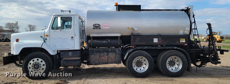 image for item ML9291 1991 International 2674  oil distributor truck