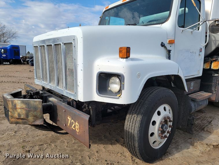 image for item ML9291 1991 International 2674  oil distributor truck