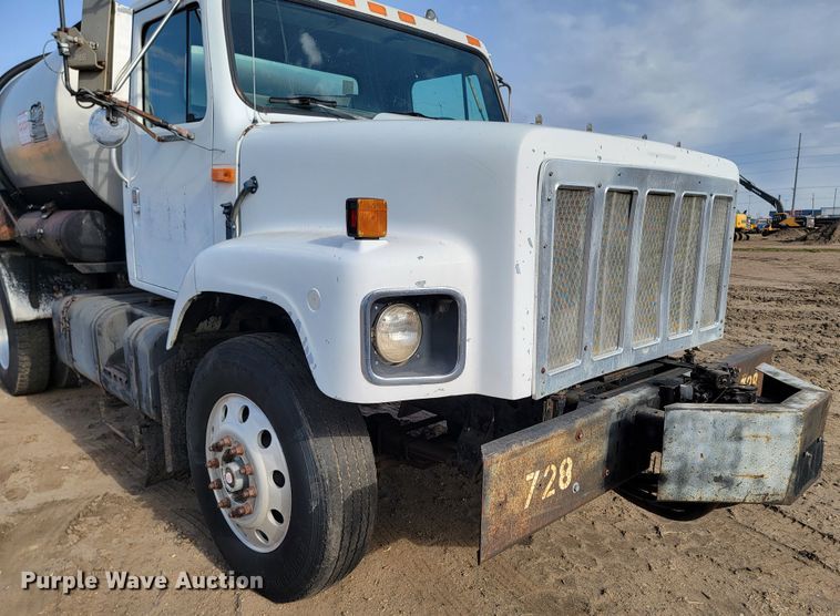 image for item ML9291 1991 International 2674  oil distributor truck