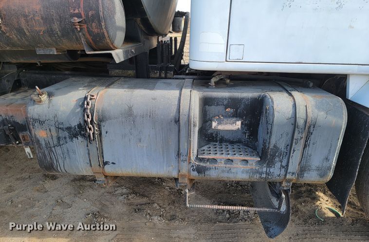 image for item ML9291 1991 International 2674  oil distributor truck