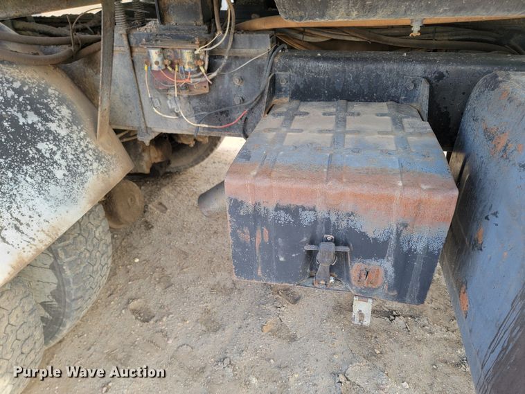 image for item ML9291 1991 International 2674  oil distributor truck