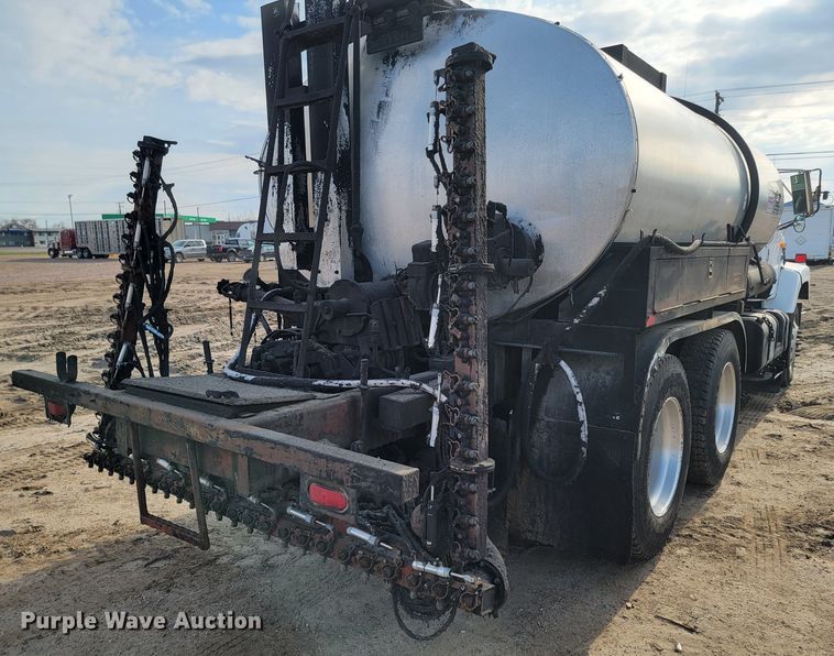 image for item ML9291 1991 International 2674  oil distributor truck