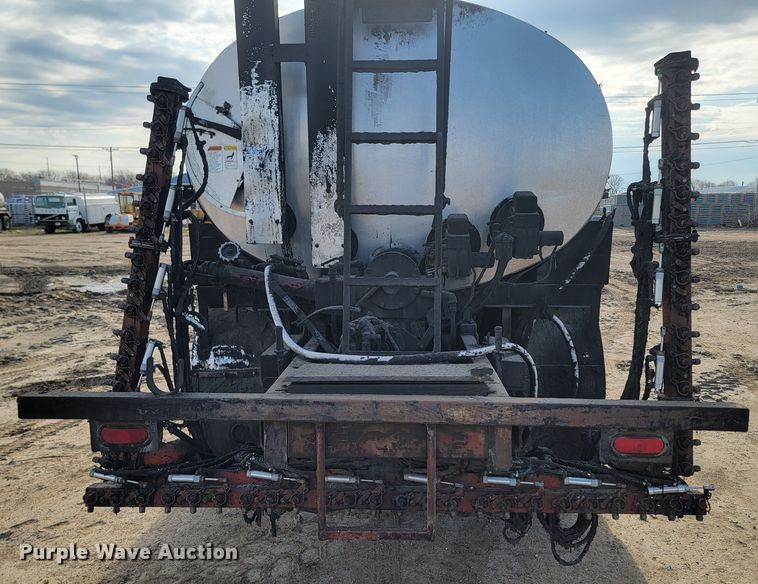 image for item ML9291 1991 International 2674  oil distributor truck