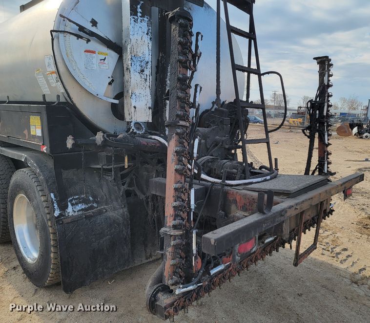 image for item ML9291 1991 International 2674  oil distributor truck